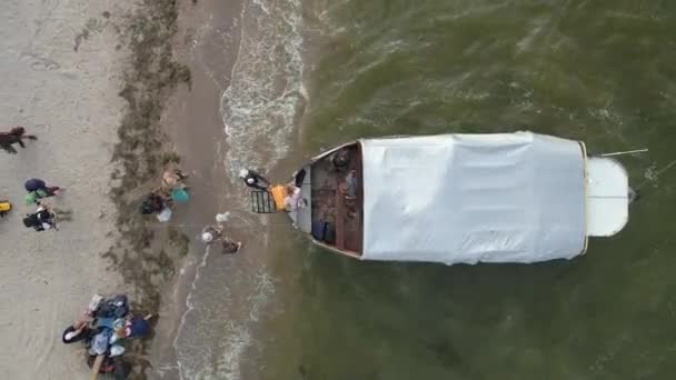 輸送だ ボートは海岸から島への観光客を輸送します 空中風景 — ストック動画