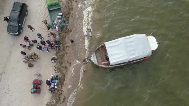 Nakliye Aracı Tekne Turistleri Kıyıdan Adaya Taşıyor Hava Görünümü — Stok video