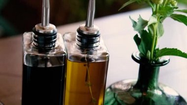 Zeytinyağı. Petrol ve şeker kutulu konteyner..