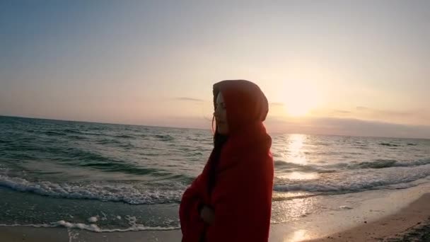 Stranden Kvinna Går Längs Öde Strand — Stockvideo