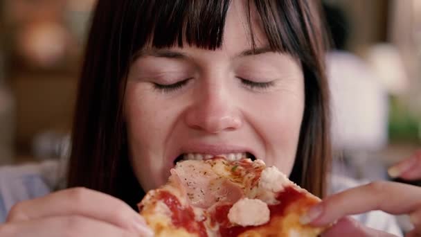 Une Pizza Femme Mange Pizza — Video