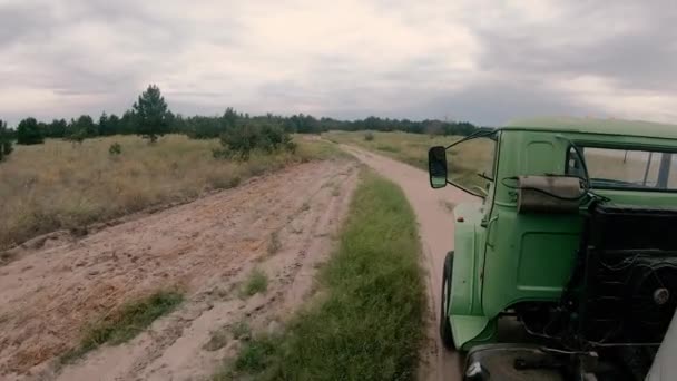 Дорога Вантажівка Їде Бездоріжжям — стокове відео