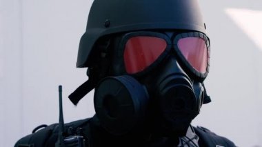 Gaz maskeli kask. Koruyucu maske.