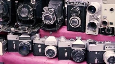 Geçmişe dönüş. Retro fotoğraf ve video kameralar tezgahın üzerinde duruyor. Yakın plan..