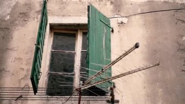 Televizyon anteni. Pencereye bir televizyon anteni yerleştirildi.