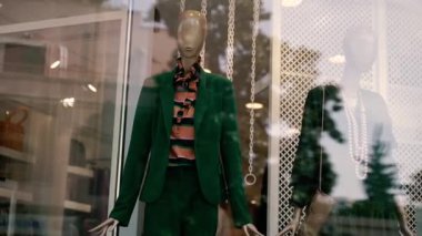 Dükkan penceresi. Vitrin vitrininde manken.