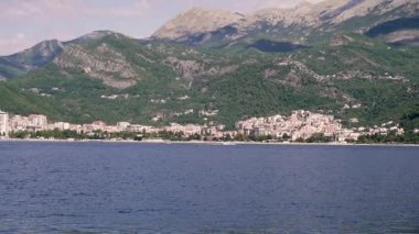 Paraşüt. Paraşütlü bir adam denizin üzerinde uçuyor..