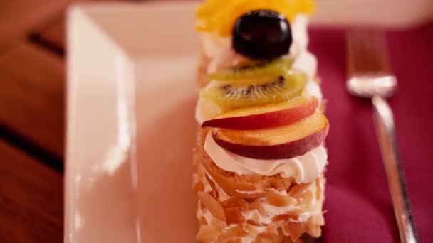 Dessert Kuchenstück Mit Früchten Nahaufnahme — Stockvideo