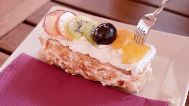 Dessert Kuchenstück Mit Früchten Nahaufnahme — Stockvideo