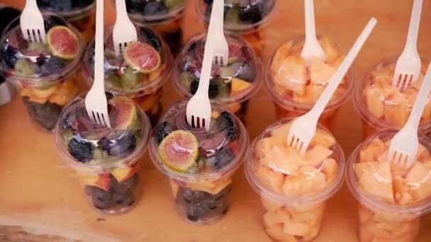 果物だ プラスチック製のガラスに果物を盛り合わせ — ストック動画