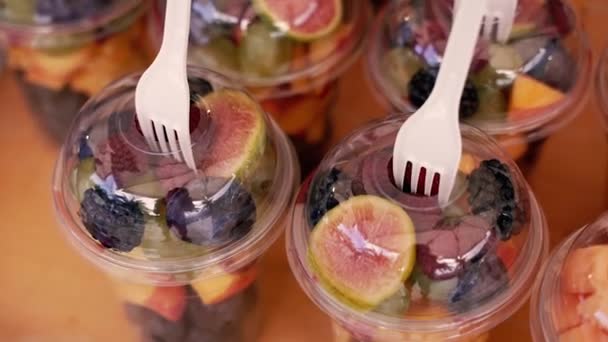 Obst Verschiedene Früchte Einem Plastikglas — Stockvideo