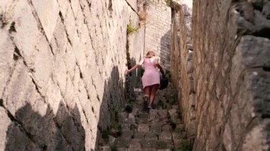 Merdivenler. Turistin üzerinde yürüdüğü merdiven. Karadağ.