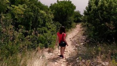 Yolculuk. Turist yol boyunca yürür.