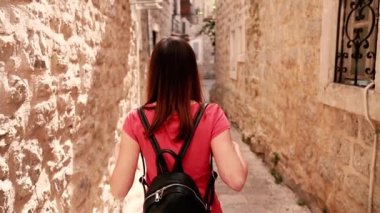 Yolculuk. Kotor şehrinde bir kadın yürüyor. Karadağ.