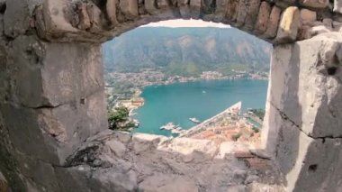 Yolculuk. Kaleden Kotor şehrine doğru bakın. Karadağ.
