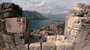 Yolculuk. Kaleden Kotor şehrine doğru bakın. Karadağ.