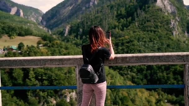 Viaje Mujer Quita Arquitectura Por Teléfono Montenegro — Vídeos de Stock
