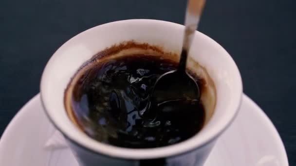 飲んで 砂糖は１杯のコーヒーに混ぜられる — ストック動画