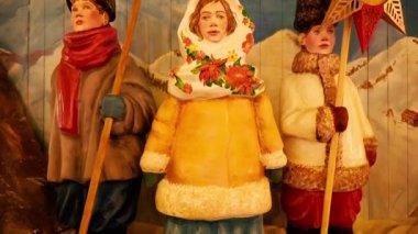 Caroling. Geleneksel bir Noel ritüeli.
