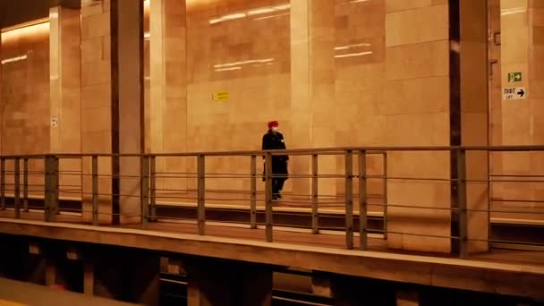 Kyiv Ukraine January 2022 Metro Metro Employee Bypasses Metro Station — стоковое видео