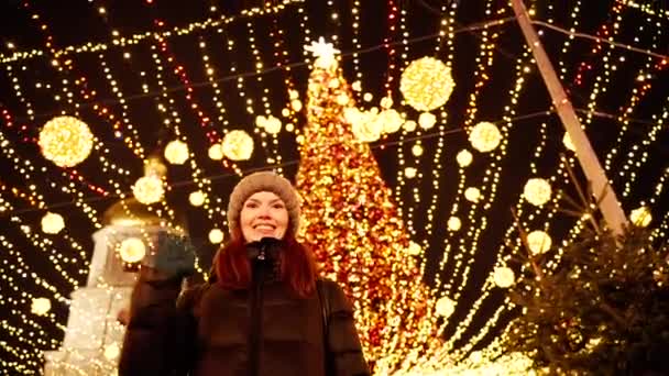 Christmas Tree Woman Waves Her Hand Background Christmas Tree — Videoclip de stoc