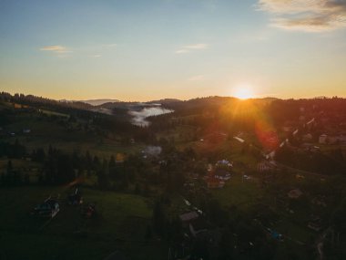 Dağ. Dağlarda gün batımı. Ukrayna. Karpatlar. Hava görünümü.