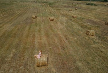 - Selam. Bir kadın samanlıkta bir tarlada yatıyor. Hava görünümü.