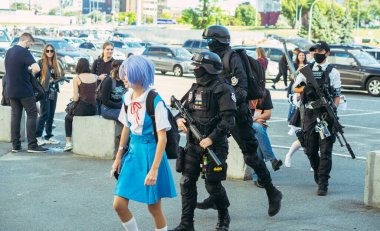 KYIV, UKRAINE - 26 Ağustos 2021. Oyuncular kendilerini bilgisayar oyunlarının en sevdikleri kahramanları gibi gösterdiler..