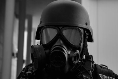 Gaz maskeli kask. Koruyucu maske.