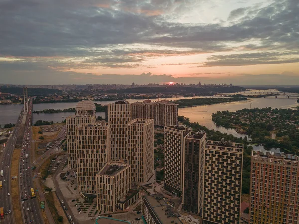 Gayrimenkul. Günbatımının arkaplanına karşı çok katlı evler. Ukrayna. Kiev. Hava görünümü.