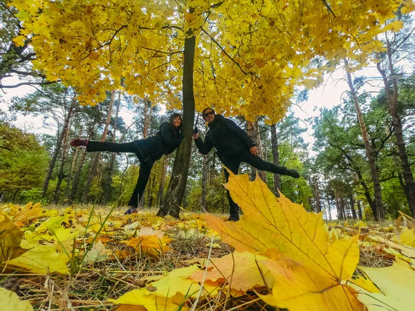 Jesienią Mężczyzna Kobieta Robią Sobie Selfie Żółtymi Liśćmi — Zdjęcie stockowe