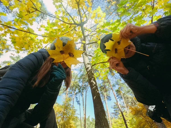 Осень Мужчина Женщина Делают Селфи Жёлтыми Листьями — стоковое фото