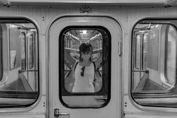 Epidemia Una Mujer Con Una Máscara Protectora Monta Vagón Subterráneo —  Fotos de Stock
