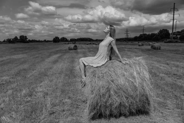 フィールドだ 女は野原の干し草の上に横たわっている — ストック写真
