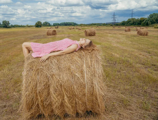 Поле Жінка Лежить Сіні Полі — стокове фото