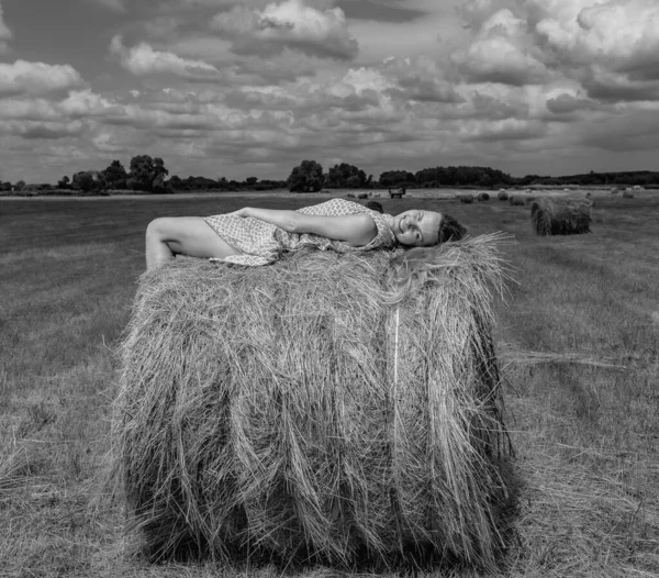 菲尔德 那女人躺在田里的干草上 — 图库照片