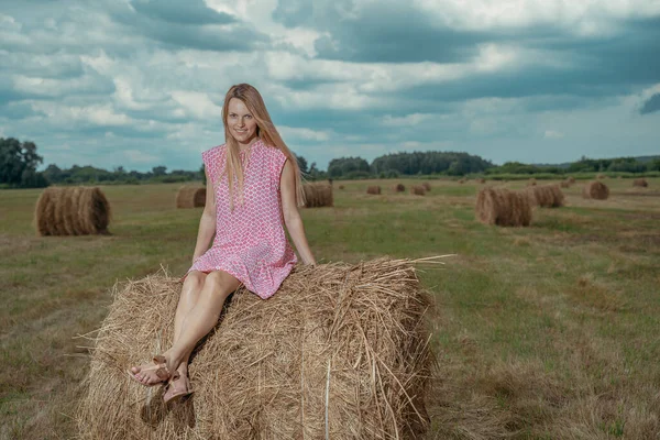 Campo Mujer Yace Sobre Heno Campo —  Fotos de Stock