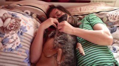 Rüya gör. Bir adam bir kedi ve bir köpekle yatakta uyur..