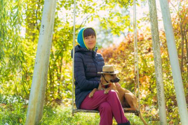Evcil hayvanlar. Kadın köpeği okşuyor..