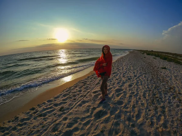 ビーチだ 無人のビーチを歩く女性 — ストック写真