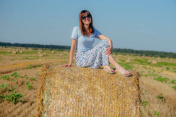 Balvany Žena Leží Slaměném Balvanu — Stock fotografie