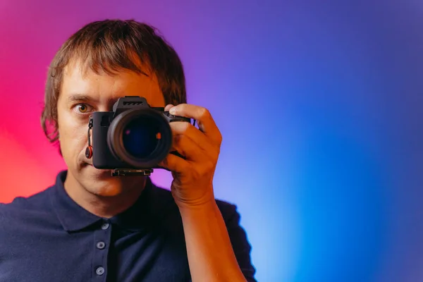 Fotograaf Portret Van Een Fotograaf Met Een Camera — Stockfoto