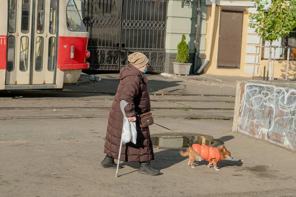 Kyiv Ukraine 2021年11月7日 高齢者の障害者の祖母は ウイルスから保護マスクの中を歩く — ストック写真