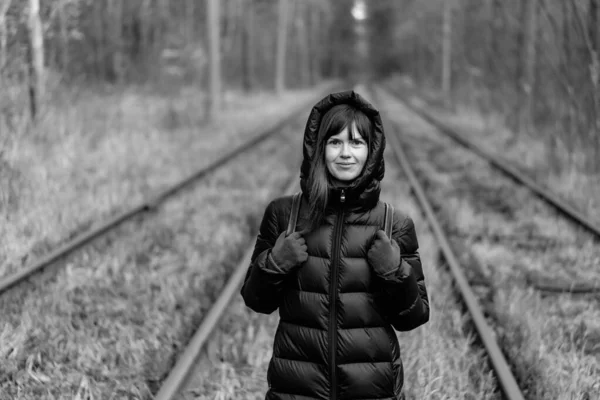 Portret Kobiety Tle Torów Tramwajowych — Zdjęcie stockowe