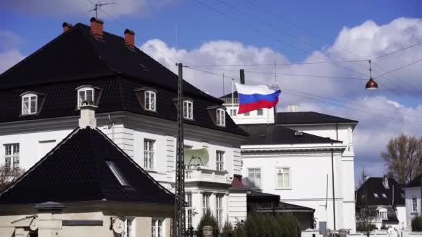 Russische Flagge Russische Flagge Und Russische Botschaft Kopenhagen Dänemark — Stockvideo