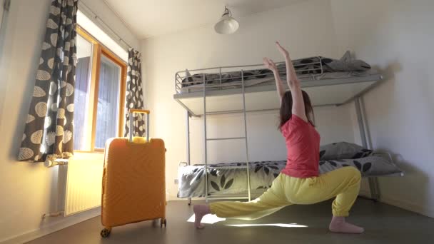 Κατασκήνωση Προσφύγων Μια Γυναίκα Κάνει Ασκήσεις Στο Δωμάτιο — Αρχείο Βίντεο