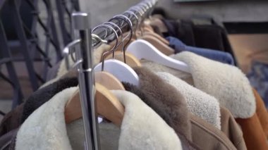 Giysiler. Eski eşyaların satışı. Yakın plan..