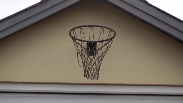 Basketball Basketball Hoop Hangs House — Wideo stockowe