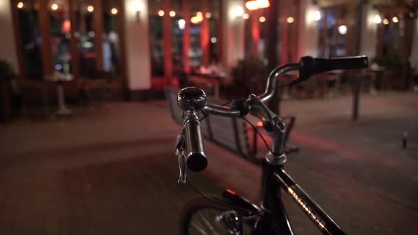Egy Biciklit Kerékpár Parkolás Utcán — Stock videók
