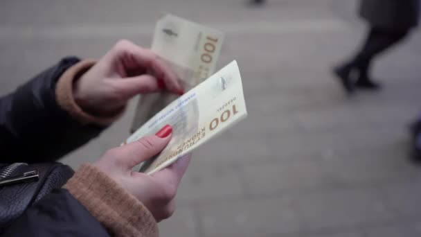 デンマーク クローネ デンマーククローネを数える女性の手 — ストック動画